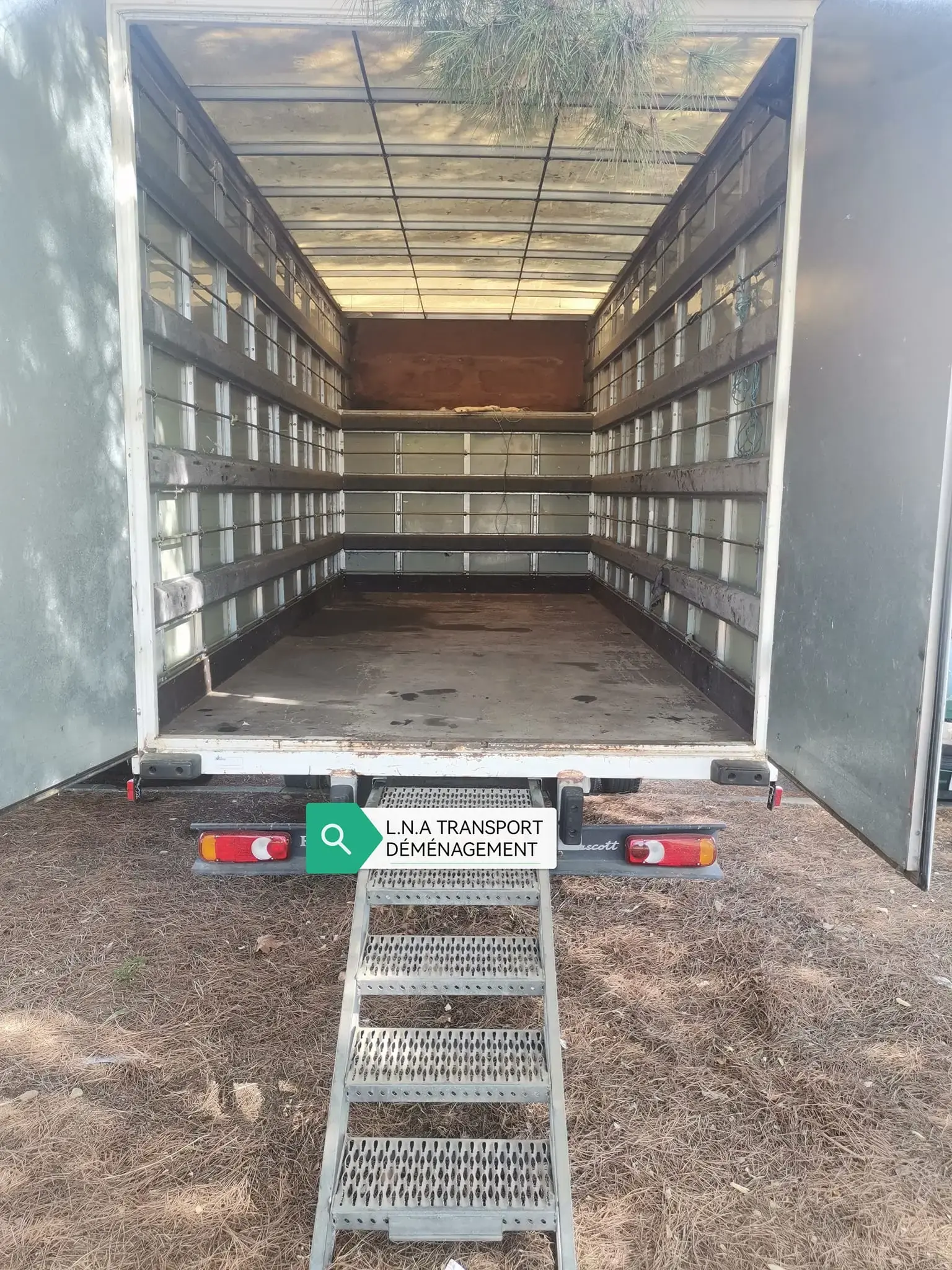 Camion de déménagement L.N.A en action